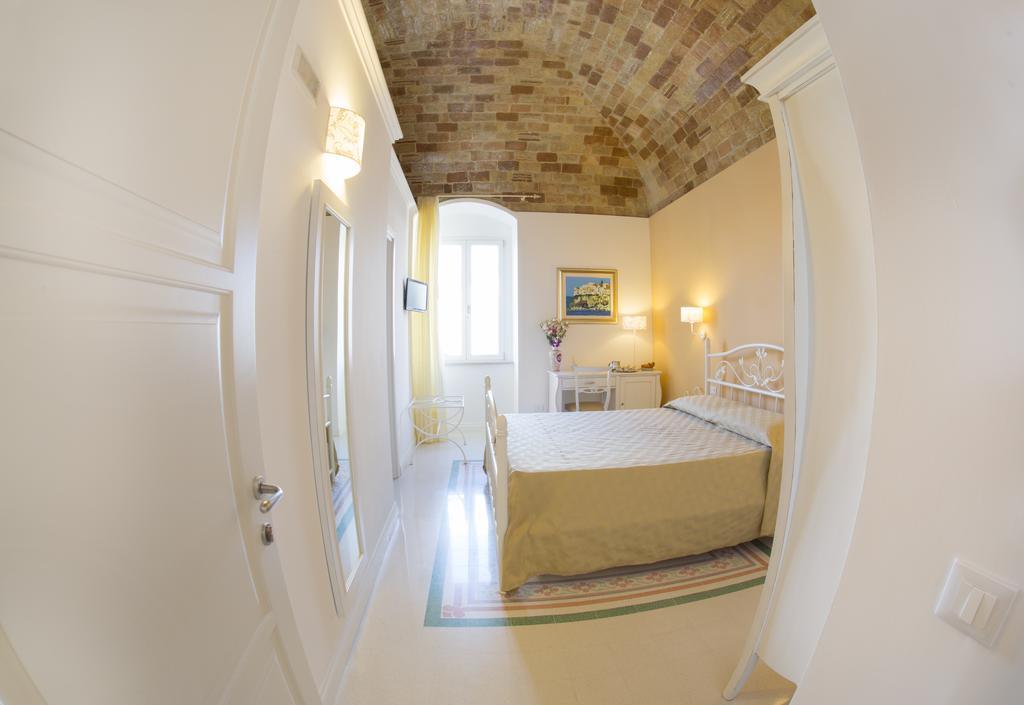 Monsignore * Vieste